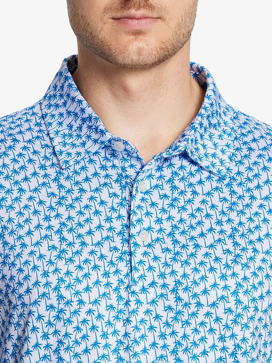 The model wears the WHITE PALM golf polo shirt, seen from the chest, highlighting its cut and comfort.